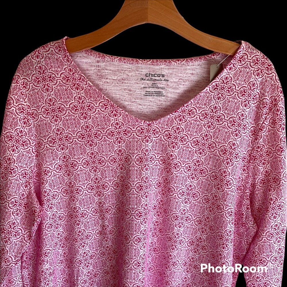 NWT Chico’s Easy V Neck Medallion Tee, 3/4 Length Sleeves, Europa Pink, Size 3